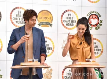 『HELLO CRAFT BEER WORLD』のオープニングセレモニーに登場した（左から）速水もこみち、森泉 （C）ORICON NewS inc.