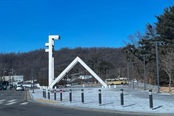 今年、ソウル大学の新入生のうち入学と同時に休学を申請した学生が全体の6％に上ることが分かった。医・歯大などへの入学を目的に「仮面浪人」をするため休学を選択したとみられる。写真はソウル大。