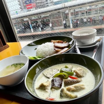 グリーンカレーランチと豚焼きランチ