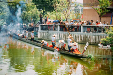 591年の歴史を誇る中国で現存する最古のドラゴンボートがこのほど、広東省仏山市南海区大瀝鎮塩歩街道の川に再びその姿を現した。