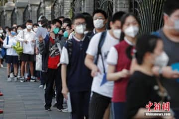 中国大学統一入学試験が7日に始まった。写真は試験会場に入場するために列に並ぶ受験生。