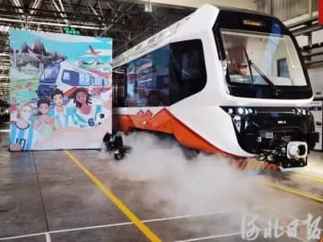 中国のアルゼンチン・フフイ向け輸出プロジェクトの1本目の列車が6日午前、河北省唐山市でラインオフした。