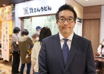 限定営業に合わせて来岡した「資さんうどん」の佐藤社長