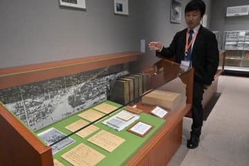 遺書や爆弾の破片、犠牲者の名簿などが並ぶ資料館=日立市幸町