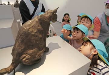 作品を鑑賞する子どもたち＝9日、大分市寿町の県立美術館