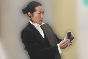 次男の入学式で写真を撮るキャンドル・ジュン