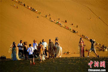 「飛天」なりきり写真撮影が今年の夏、「シルクロードの旅」で人気のオプショナル体験となっている。