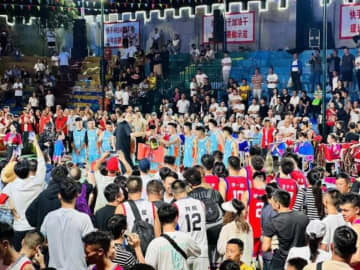 貴州省安順市で11日、NBAならぬ「村BA」と呼ばれる農村のバスケットボール大会の決勝戦が行われた。