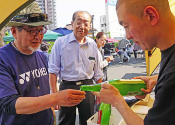 純米酒の飲み比べを楽しむ人たちでにぎわった酒フェス