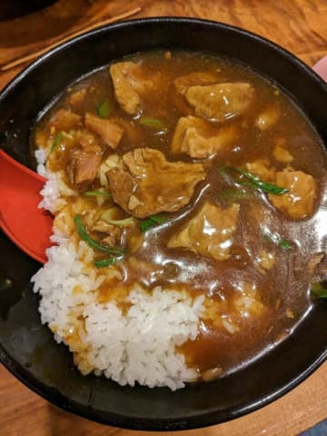 すじカレー丼930円。