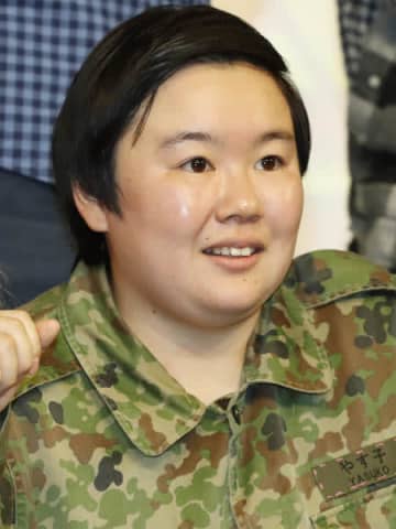 銃の扱いに関しては“プロ”のやす子（Ｃ）日刊ゲンダイ