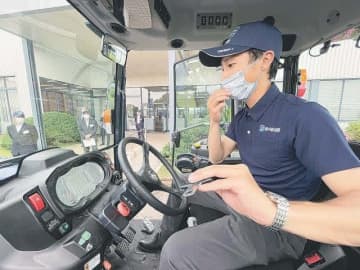 「シートベルトリマインダー」を搭載した井関農機の新型トラクターの運転席（茨城県つくばみらい市で）