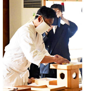 神前で上生菓子を作る神山典之さん