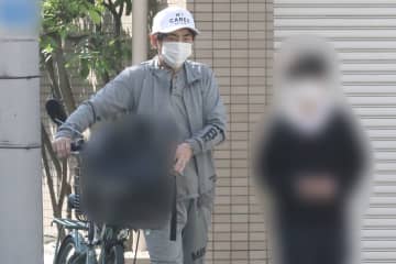 篠原涼子が不在のなか、自転車で長男を中学校まで送る市村正親