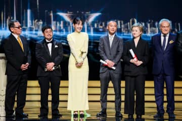 女優の菊地凛子さんが主演した熊切和嘉監督の作品『658km、陽子の旅』が17日、上海国際映画祭最高賞の「金爵賞」を競う長編コンペティション部門で最優秀女優賞、最優秀脚本賞、作品賞の三冠を受賞しました。