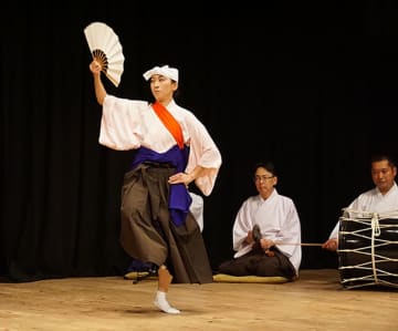 ＧＥＩＮＯ女子交流会。しなやかで躍動的な演舞を見せる「神楽馬鹿連中」の新田さん