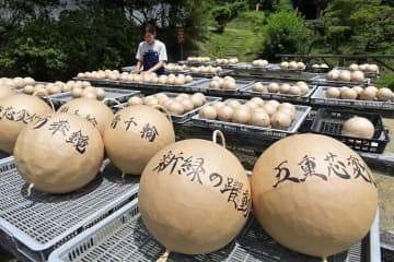 夏に向け天日干しされる花火玉=20日、水戸市谷津町