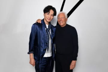 「ジョルジオ アルマーニ」ミラノコレクションに来場した（左から）生田斗真、Mr.Armani（C）SPG