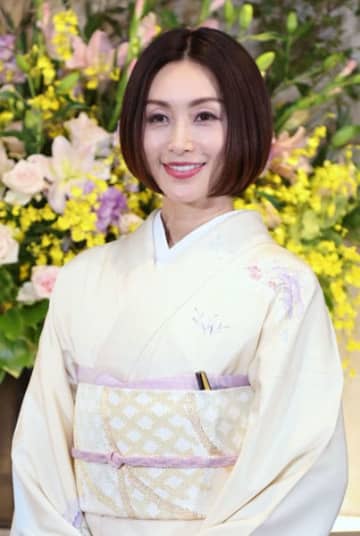 主演舞台「藤堂和子“ママ稼業”五十周年記念作品 ごりょんさん～親子三代ママ稼業～」制作発表での酒井法子（Ｃ）日刊ゲンダイ