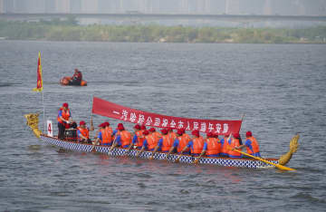 松花江で端午節祝うレース　中国黒竜江省ハルビン市