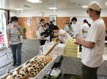 市内ではなかなか手に入らない一品を買い求める市民ら