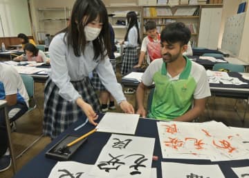 書道体験するインドからの留学生たち=日立市神峰町