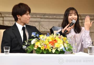 結婚記者会見を行った（左から）TATSU、足立梨花夫妻 （C）ORICON NewS inc.