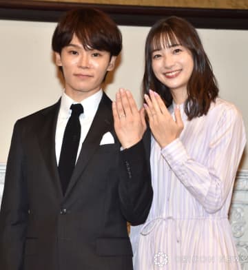 結婚記者会見を行った（左から）TATSU、足立梨花夫妻 （C）ORICON NewS inc.