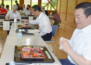 5市町村の郷土料理を集めた弁当を食べて連携を誓い合う参加者ら