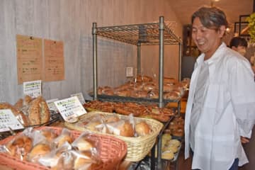 一般的なパンと多様化する食のニーズに対応したパンをそろえた店を開いた井上宏志さん