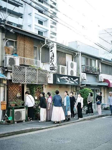 震災で倒壊後、小屋での営業を経て、今は長屋の一角に。