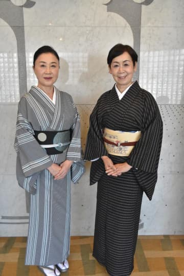 筑波節の歌を披露する比気由美子さん(右)と舞を披露する田中牧子さん=つくば市吾妻