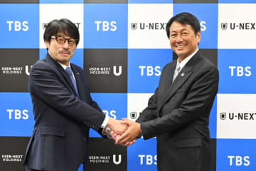 TBSホールディングス・TBSテレビ代表取締役社長 佐々木卓（左）とUSEN-NEXT HOLDINGS 代表取締役社長CEO・U-NEXT会長 宇野康秀（右）