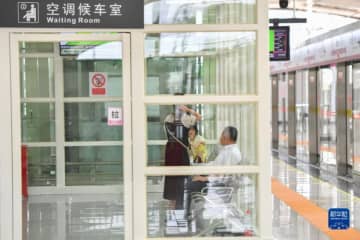 湖南省長沙市と株洲市、湘潭市を結ぶ長株潭城際軌道交通西環線第1期プロジェクトが28日に開通し、営業を開始した。