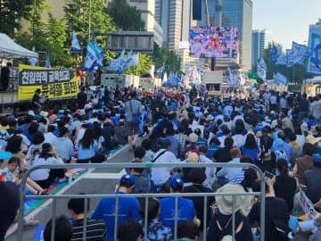 韓国最大野党の「共に民主党」は1日、ソウル市中心部の崇礼門で、日本による福島第1原子力発電所の放射能汚染水の海への排出計画に抗議する大規模な集会を行いました。