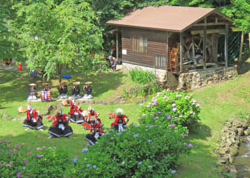 開幕した親水公園「お滝さん」の水車まつりで演舞を披露する黒岩鬼剣舞のメンバー