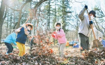 堆肥にする落ち葉を集める住民ら（埼玉県所沢市で）