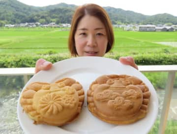 オスのマツバガニをイメージしたかに焼き「まっつん」（手前右）と、メスのコッペガニをイメージしたかに焼き「こっぺ子」（同左）＝京丹後市網野町網野・ＭＡＴＳＵＴＡＲＯＵ