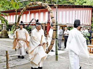 茅の輪をくぐり身を清める関係者＝会津美里町・伊佐須美神社