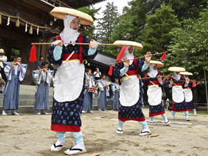 豊作などを願い奉納された早乙女踊り＝12日、会津美里町・伊佐須美神社