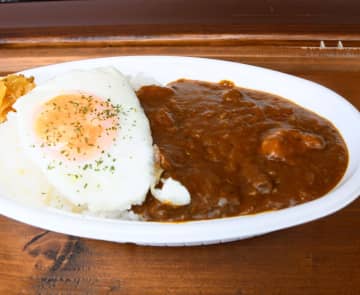 「マダンバシカレー」自慢のチキンカレー。うま味を閉じ込めた肉と、あっさりしたルーが特徴で食べやすい