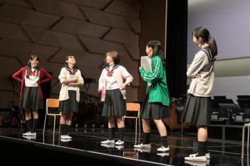 舞台「ファンファーレ!!」の本番を前に公開されたプレビュー公演=水戸市泉町