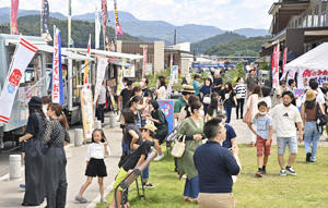 3連休最終日、県内外の家族連れでにぎわう肉フェス会場＝17日午前、福島市・道の駅ふくしま