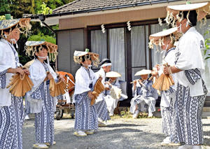 稚児田楽を奉納する子どもたち＝いわき市・御宝殿熊野神社周辺