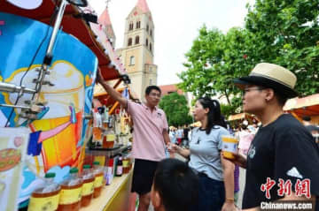 第33回「青島国際ビール祭り」の一環として行われる第2回「上街里・ビール祭り」が15日、山東省青島市市南区で開幕した。