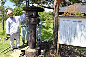 灯ろうの再建を喜ぶ関根宮司