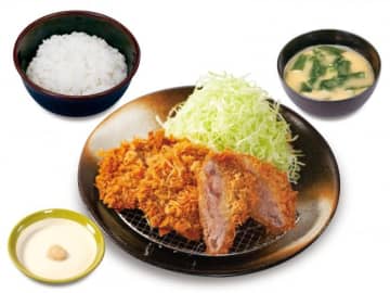 「牛かつ定食」（税込 990円）