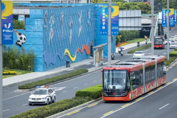 新世代スマート無軌道列車が25日、成都市でお披露目された。