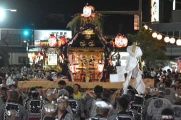 下館祇園まつりが開幕し、勇壮に練り歩く明治神輿=筑西市丙