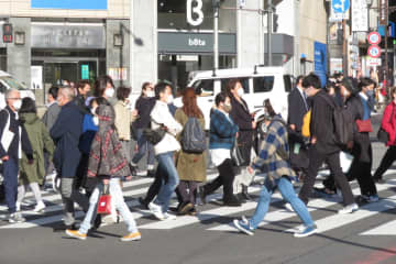 日本の人口が初めて47都道府県すべてで減少したことが中国でも報じられ、反響が寄せられている。写真は渋谷。